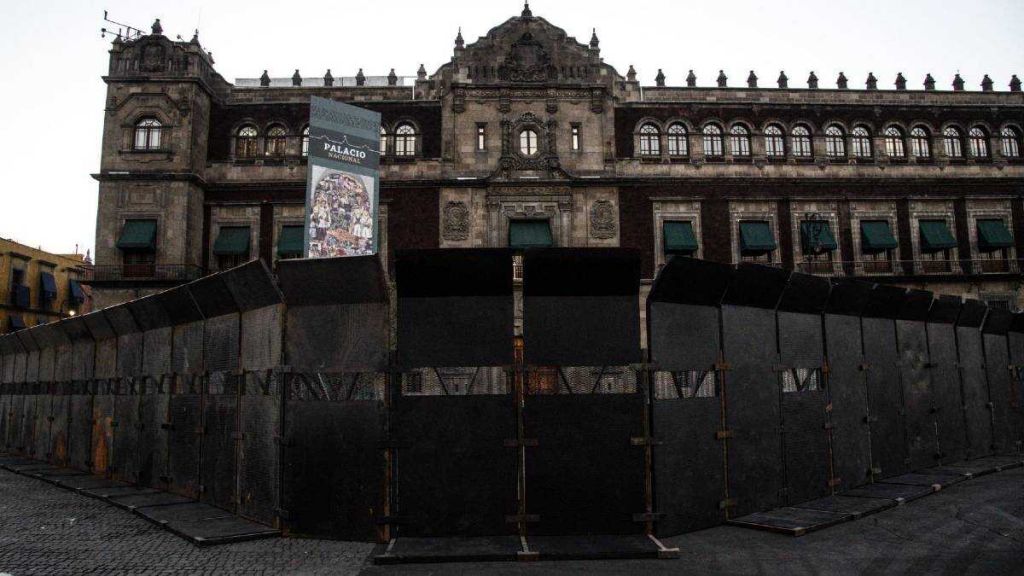 Federico Guevara - AMLO: no se colocaron vallas en Palacio Nacional por  miedo a marcha del 8M